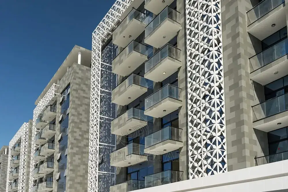 The effect of the aluminum mashrabiya panel after on-site installation of the Yasmeen City project.