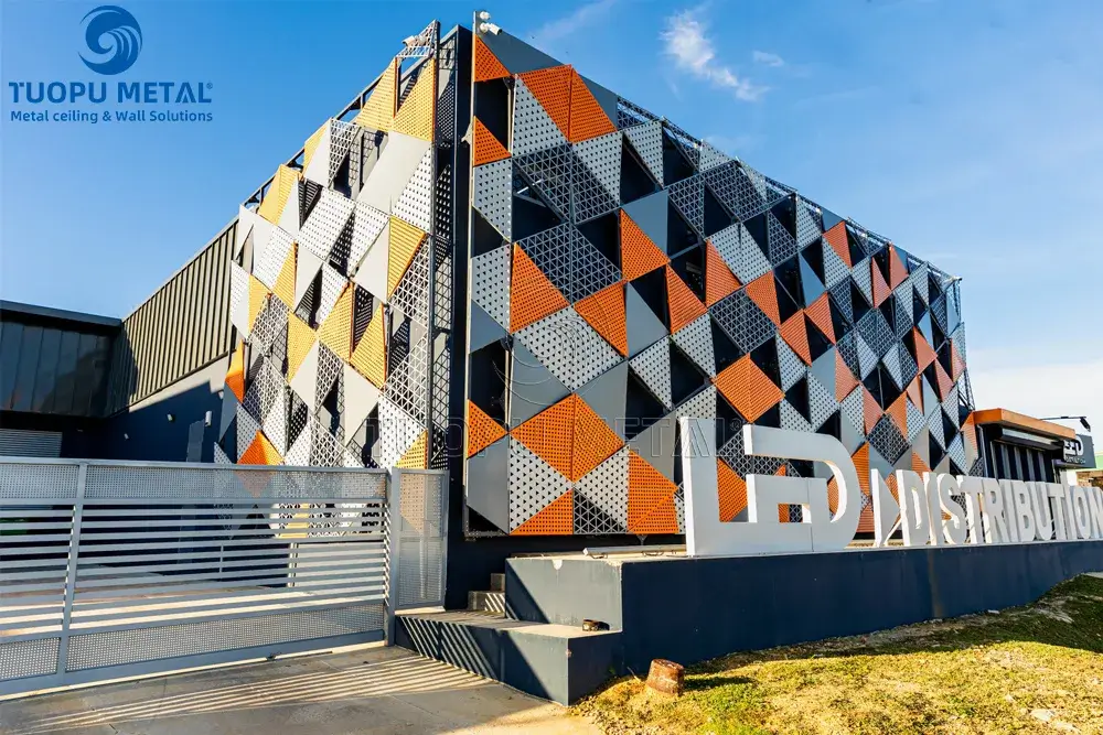 Close-up of the overall effect of the curtain wall after the perforated aluminum triangle plate is installed