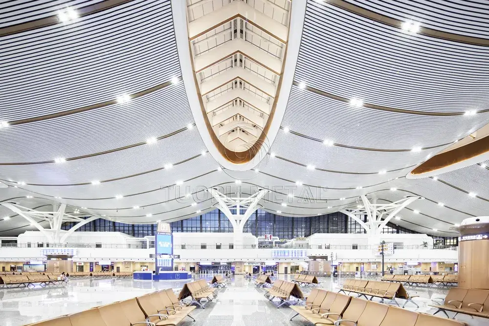 Aluminum strip installed on the ceiling of Xiamen North Railway Station, highlighting its contribution to the station's spacious and bright atmosphere.
